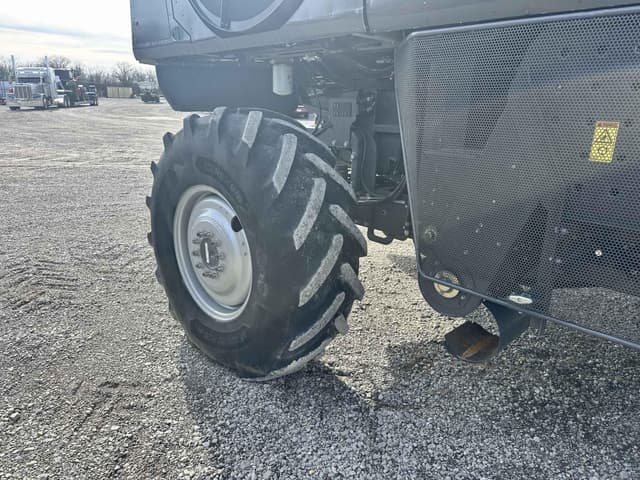 Image of Gleaner S98 equipment image 4