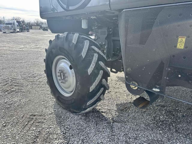 Image of Gleaner S98 equipment image 4
