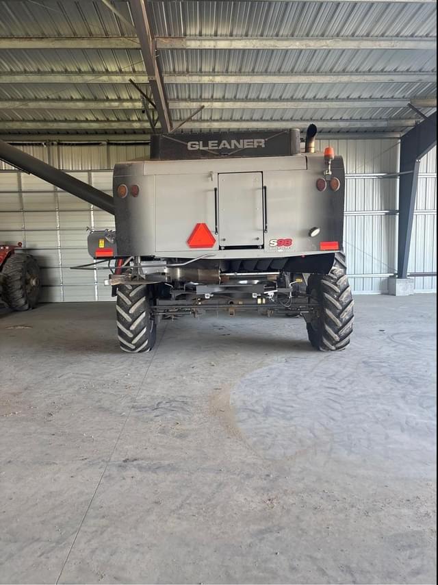 Image of Gleaner S98 equipment image 2