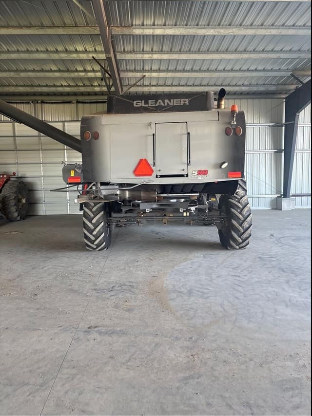 Image of Gleaner S98 equipment image 2