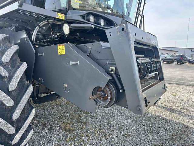 Image of Gleaner S98 equipment image 2