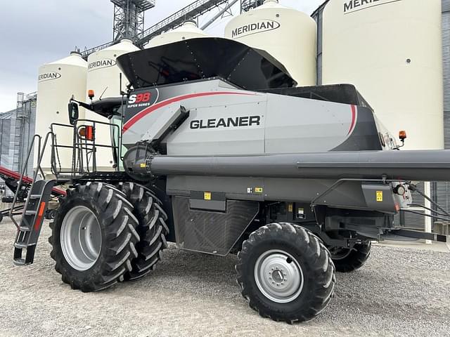 Image of Gleaner S98 equipment image 4