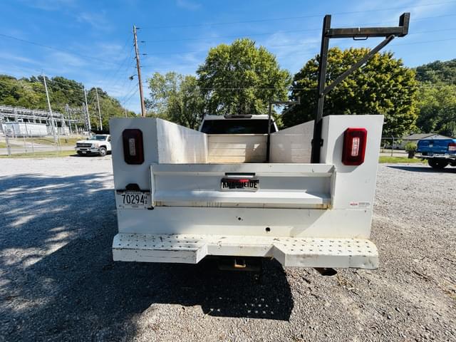 Image of GMC 2500HD equipment image 3