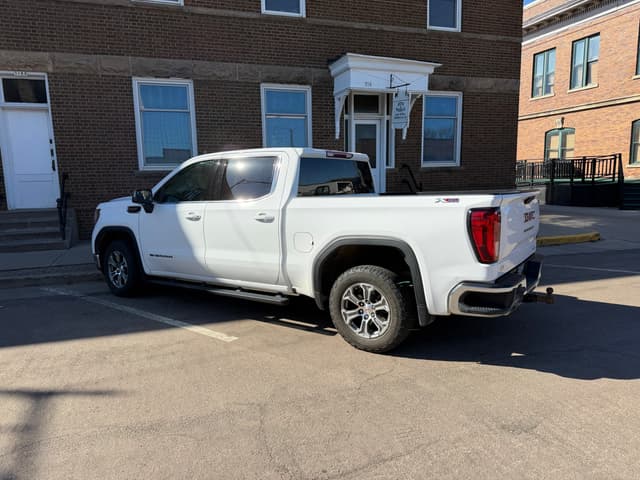 Image of GMC Sierra 1500 equipment image 1