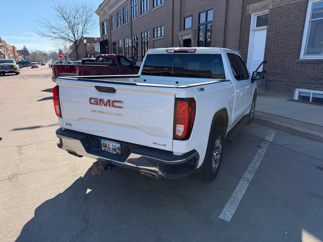 Image of GMC Sierra 1500 equipment image 3