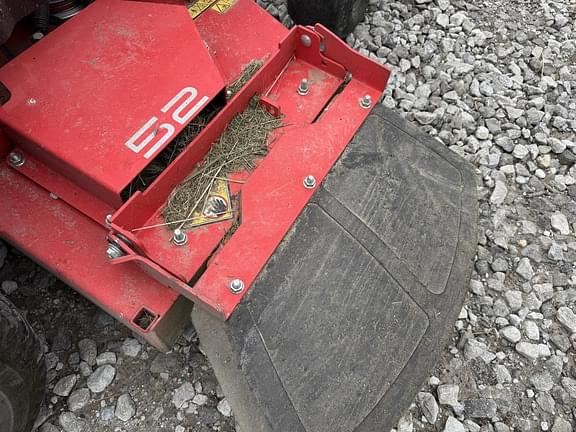 Image of Gravely Pro-Turn Z 52 equipment image 2