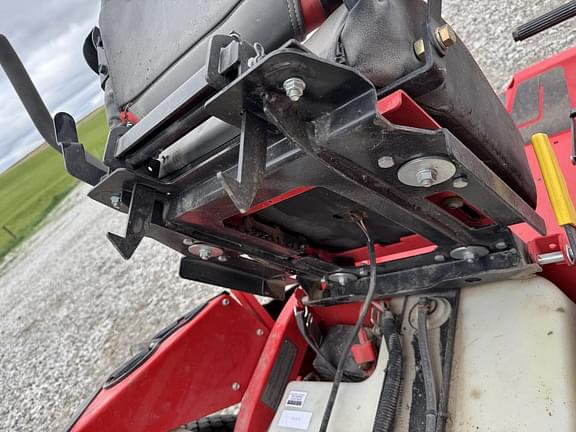 Image of Gravely Pro-Turn Z 52 equipment image 3