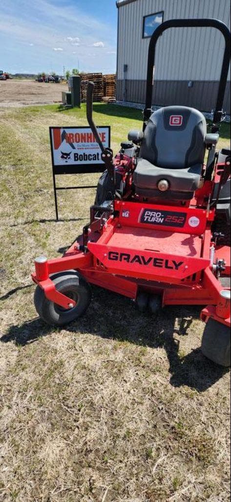 Image of Gravely Pro-Turn 252 equipment image 1