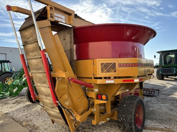 Image of Haybuster H-1135 equipment image 3