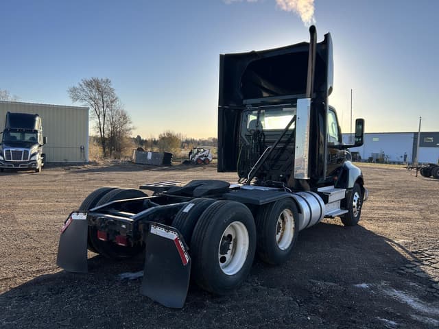 Image of International LT625 equipment image 4