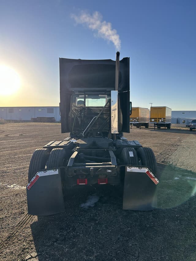 Image of International LT625 equipment image 3