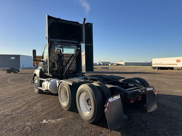 Image of International LT625 equipment image 2