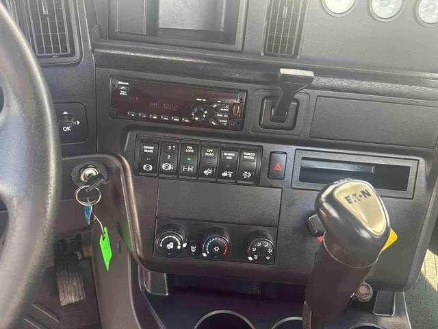 Image of International LT625 equipment image 2