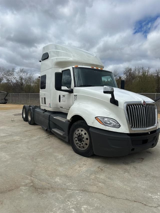 Image of International LT equipment image 4