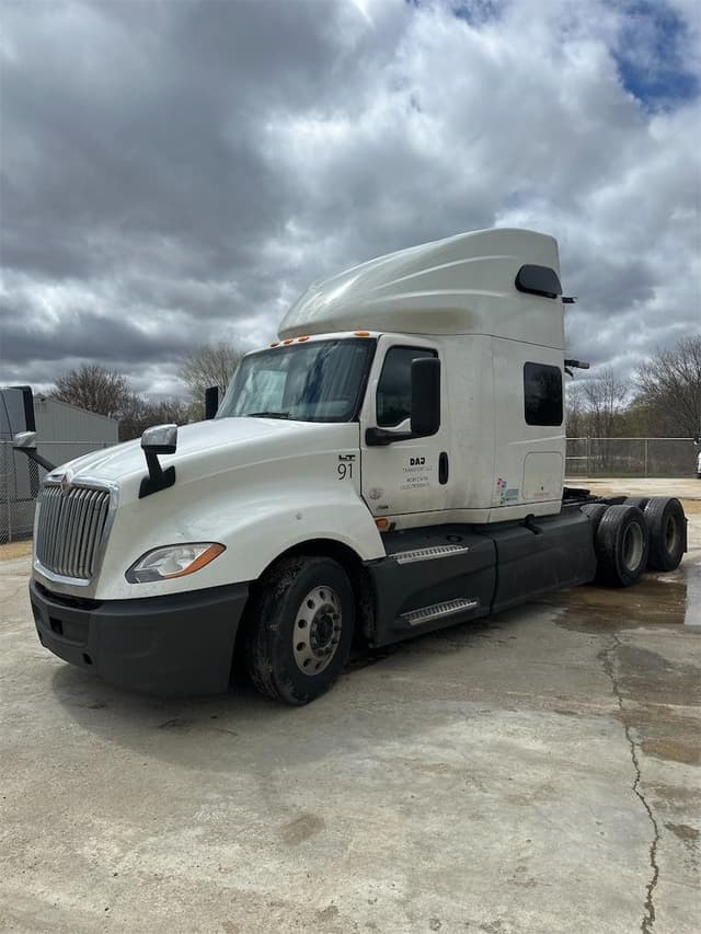 Image of International LT equipment image 3