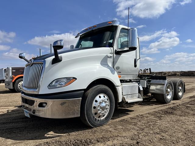 Image of International LT625 equipment image 3