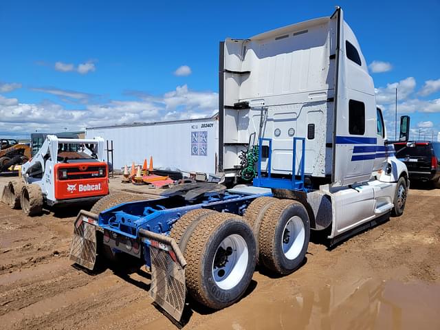 Image of International LT625 equipment image 2