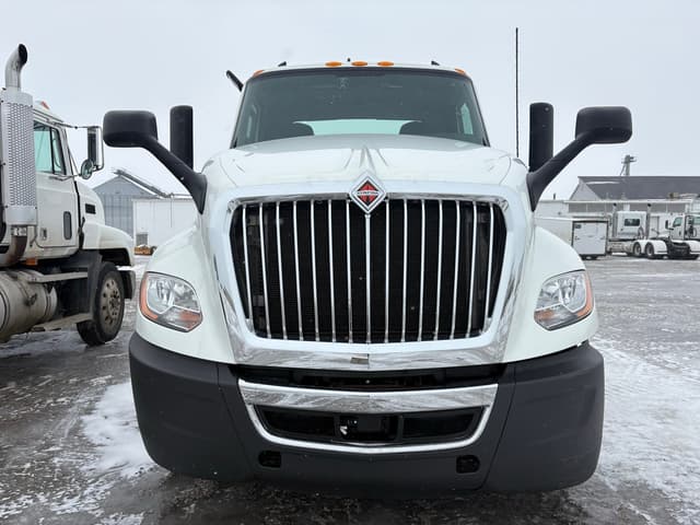 Image of International LT625 equipment image 2