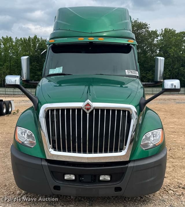 Image of International LT625 equipment image 1