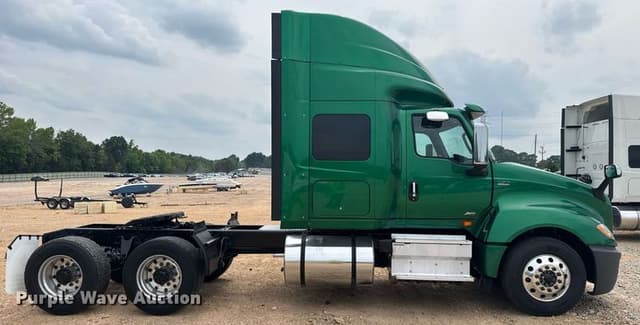 Image of International LT625 equipment image 3