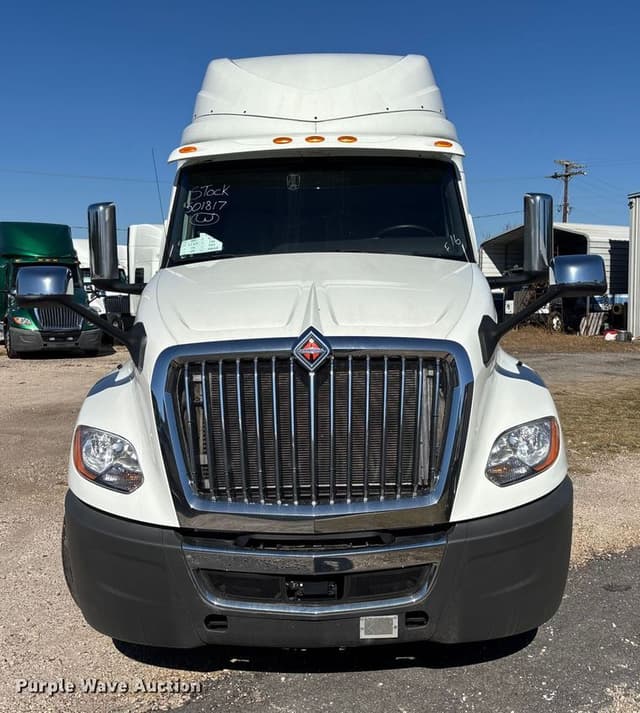 Image of International LT625 equipment image 1