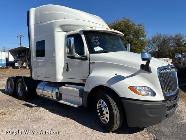 Image of International LT625 equipment image 2