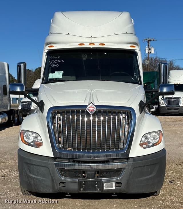 Image of International LT625 equipment image 1