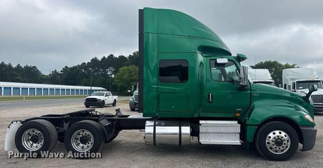 Image of International LT625 equipment image 3