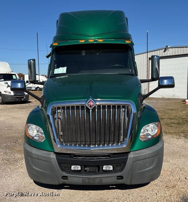 Image of International LT625 equipment image 1