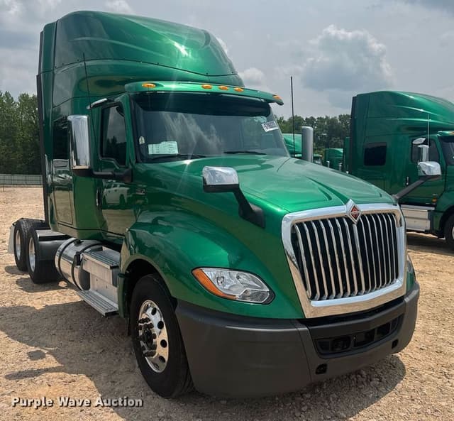 Image of International LT625 equipment image 2