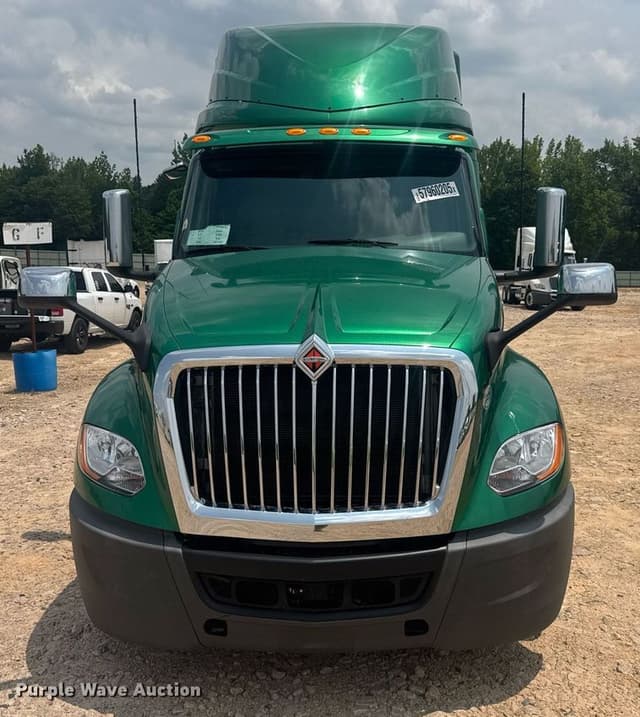 Image of International LT625 equipment image 1