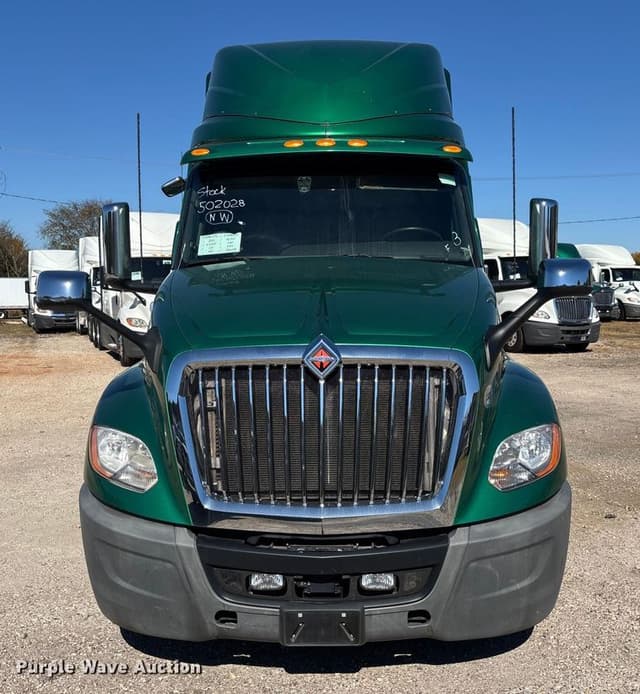 Image of International LT625 equipment image 1