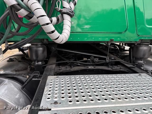 Image of International LT625 equipment image 4