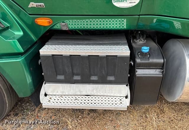 Image of International LT625 equipment image 1