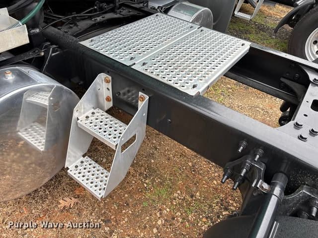 Image of International LT625 equipment image 3