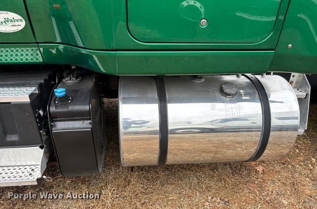 Image of International LT625 equipment image 2