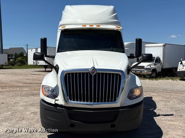 Image of International LT625 equipment image 1