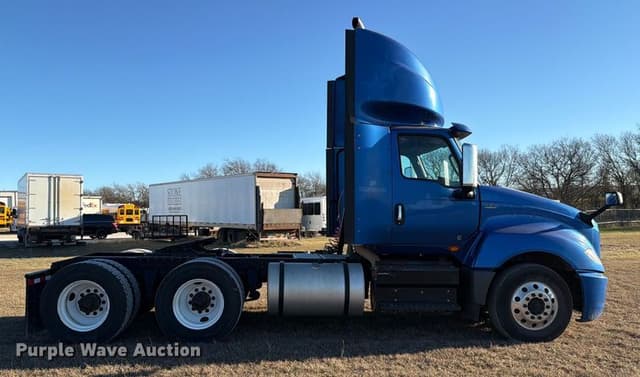 Image of International LT625 equipment image 3