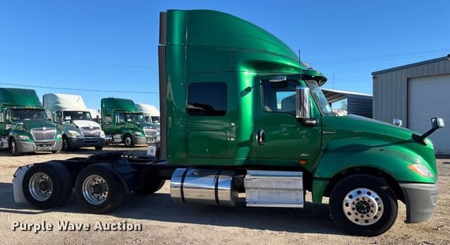 Image of International LT625 equipment image 3