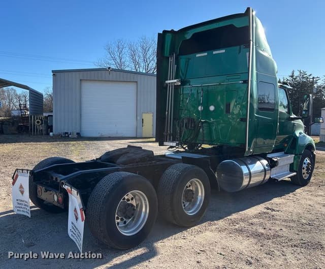 Image of International LT625 equipment image 4