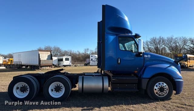 Image of International LT625 equipment image 3