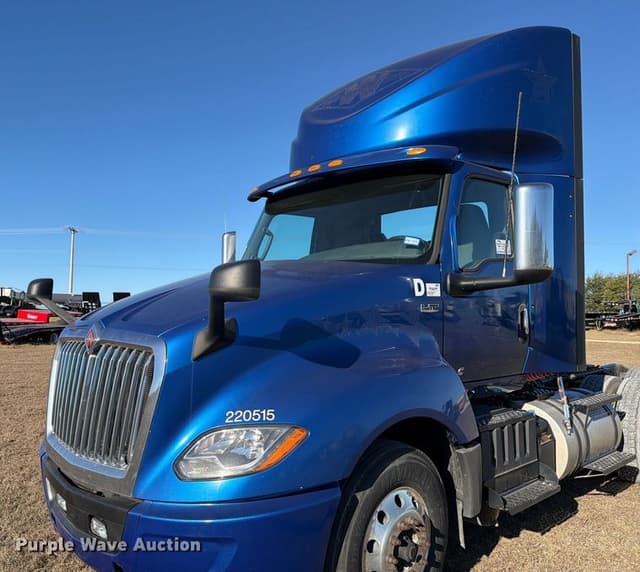 Image of International LT625 equipment image 4