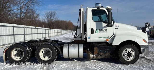 Image of International LT625 equipment image 3