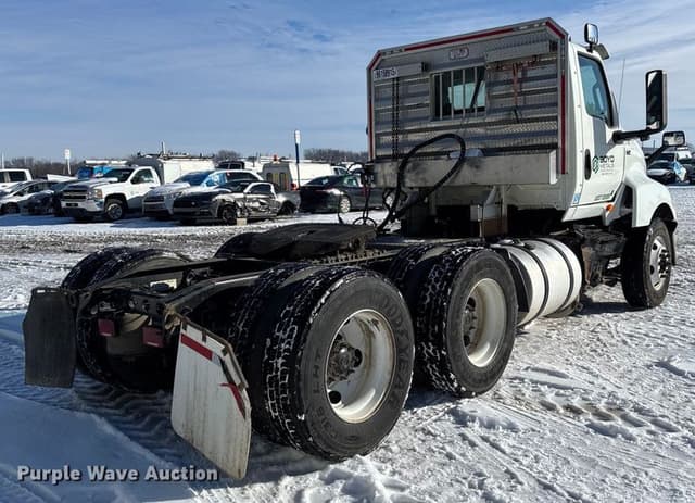 Image of International LT625 equipment image 4