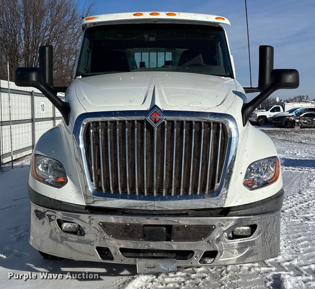 Image of International LT625 equipment image 1