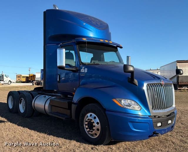 Image of International LT625 equipment image 2