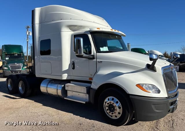 Image of International LT625 equipment image 2