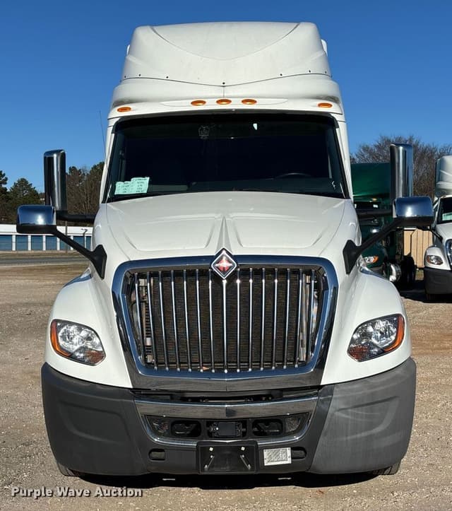 Image of International LT625 equipment image 1