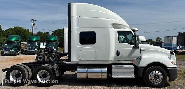 Image of International LT625 equipment image 3