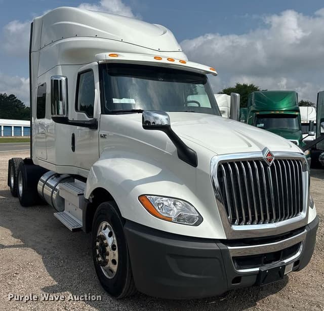 Image of International LT625 equipment image 2